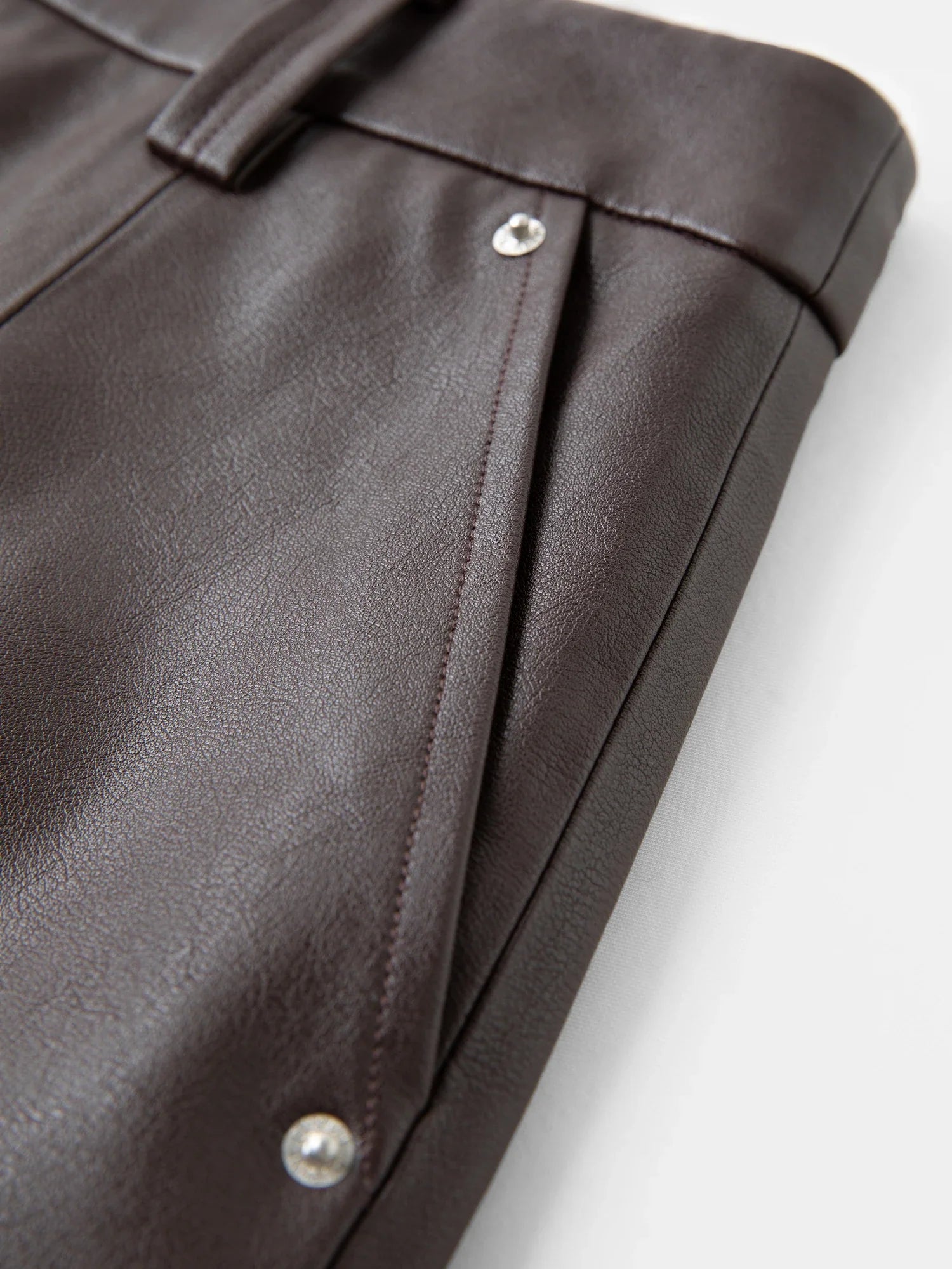 Krótka skórzana spódnica z paskiem