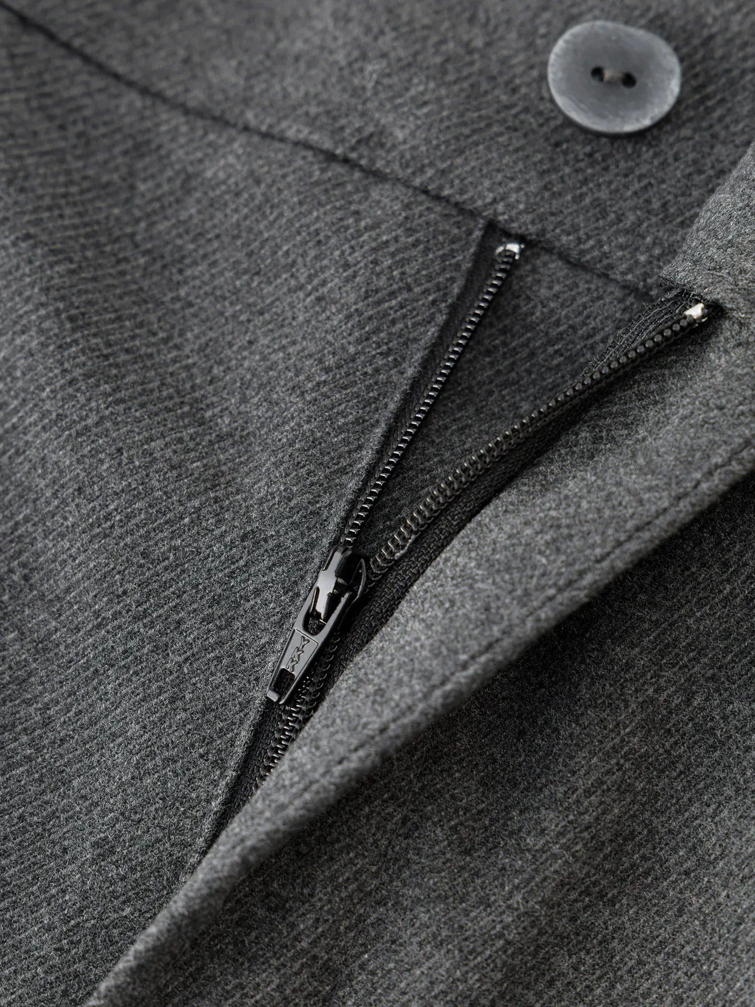 Klasyczne spodnie z wysokim stanem i prostymi nogawkami