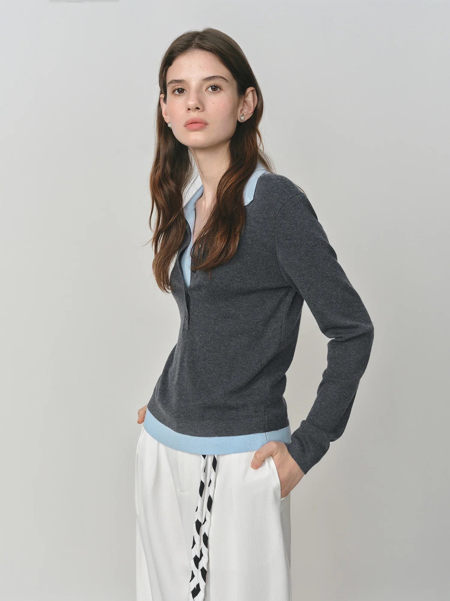 Dzianinowy dwukolorowy sweter