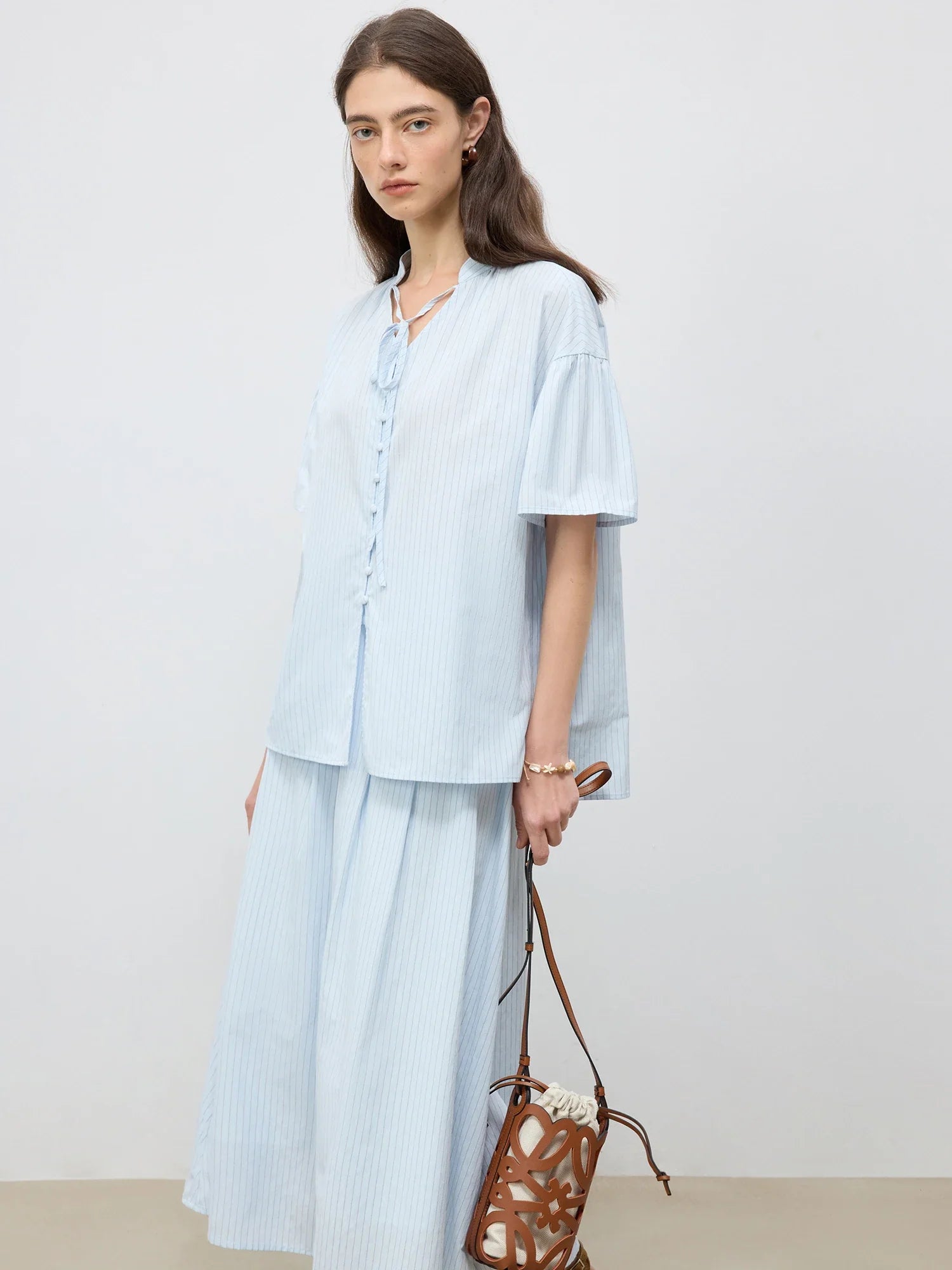 Koszula w paski w kolorze jasnoniebieskim i spódnica midi