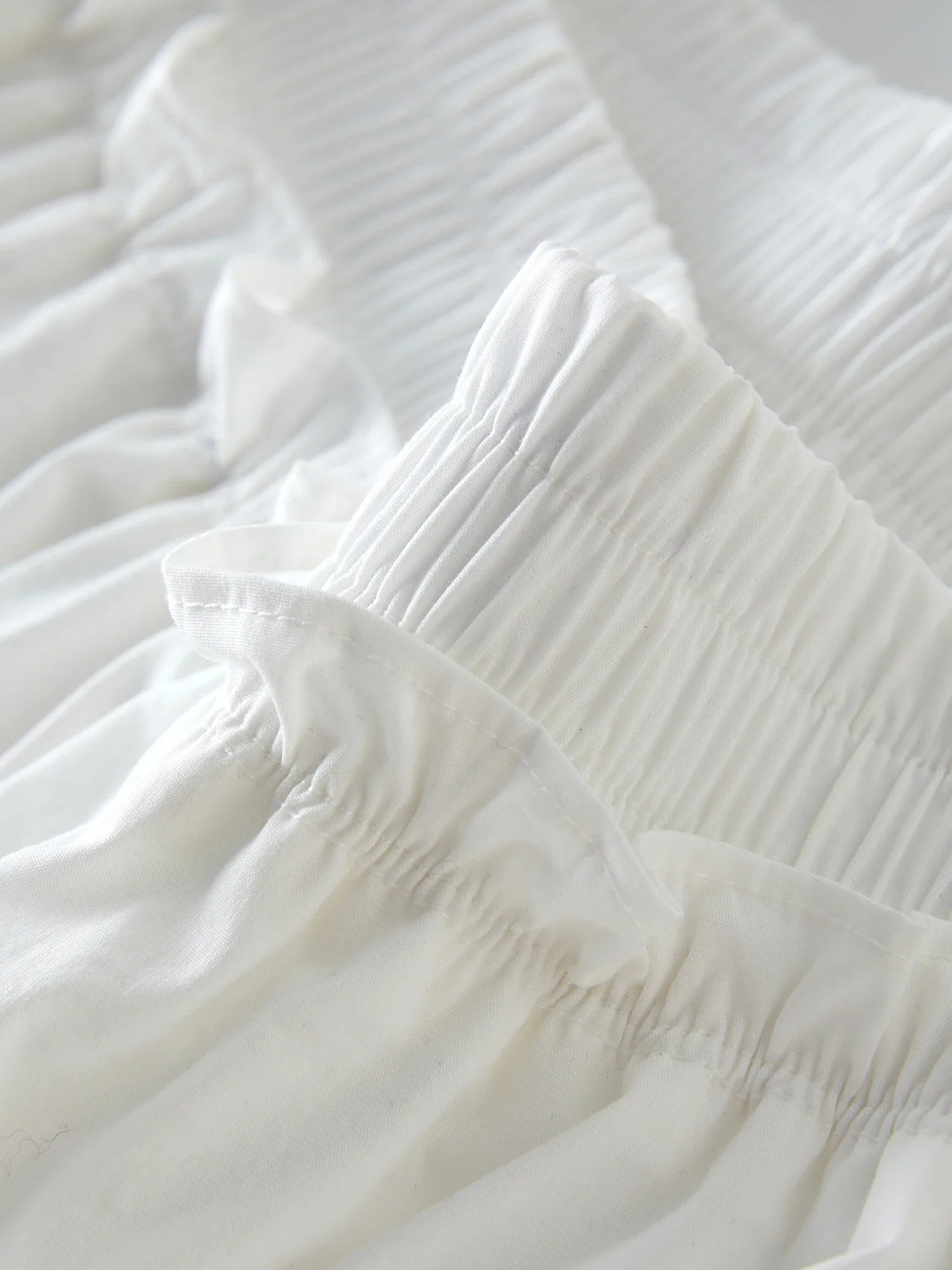 Elegancki biały komplet z falbaną, top i spódnica