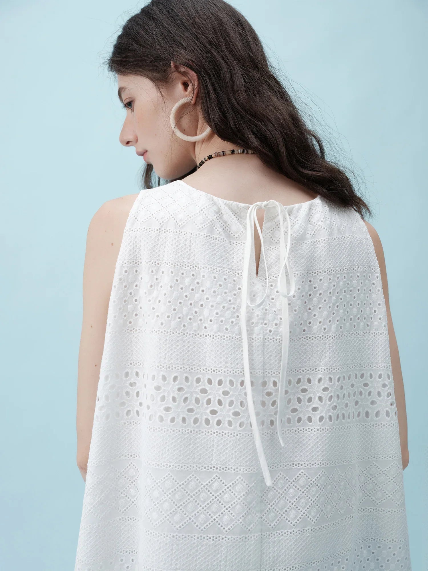 Komplet: biała bluzka bez rękawów i spódnica z teksturowanego szyfonu