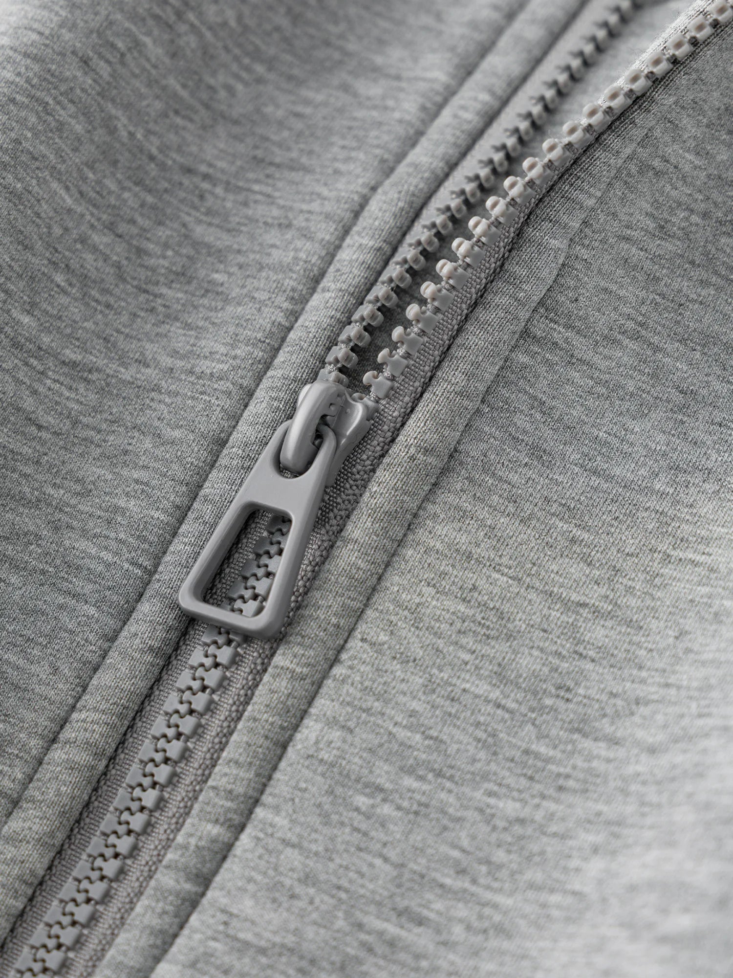 Lekki, luźny, szary kombinezon sportowy