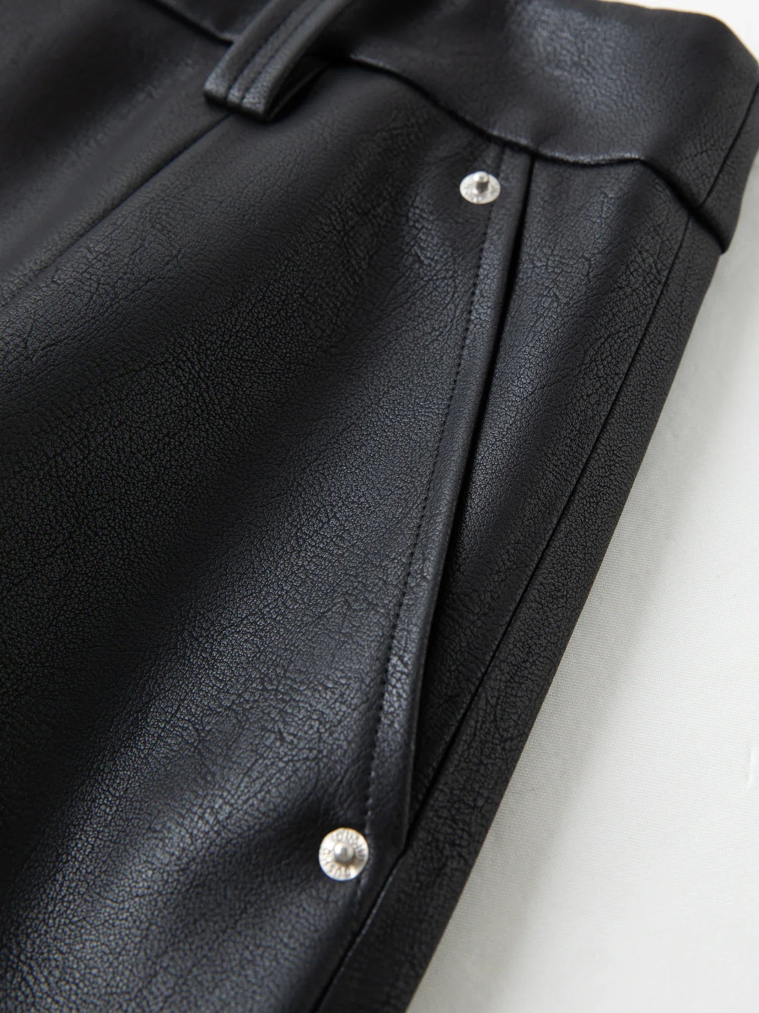 Krótka skórzana spódnica z paskiem