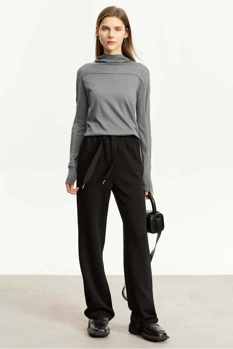 Sweter z kapturem o dopasowanym kroju