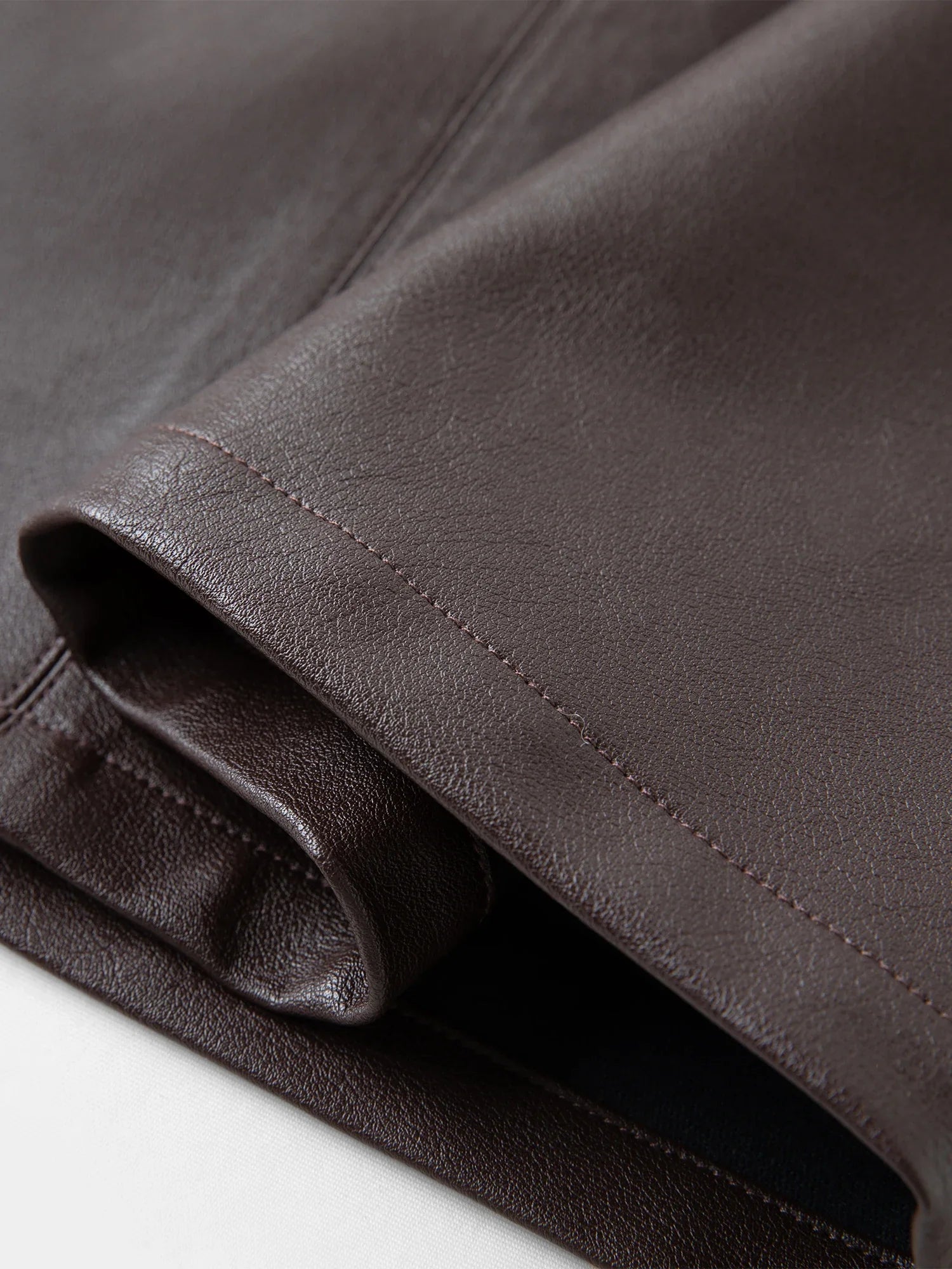 Krótka skórzana spódnica z paskiem