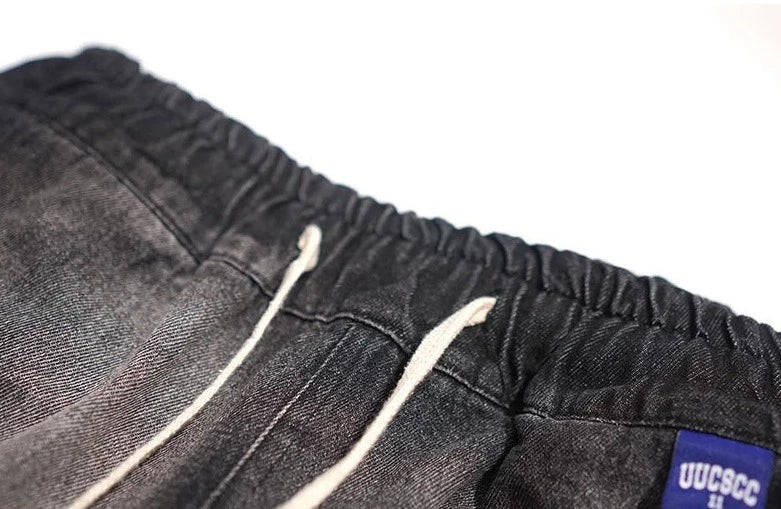 Czarne jeansy typu oversize z dziurami