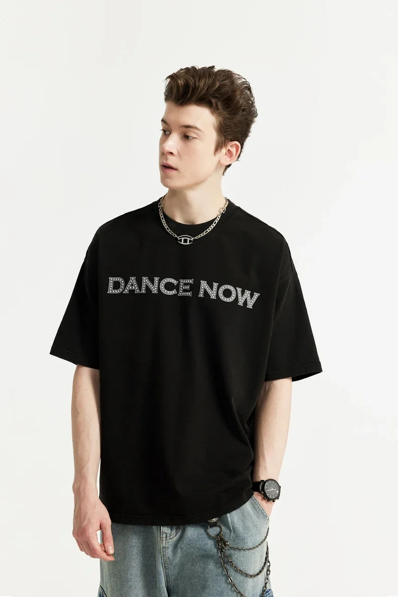 T-shirt typu streetwear ze strasowymi literami i nadrukiem