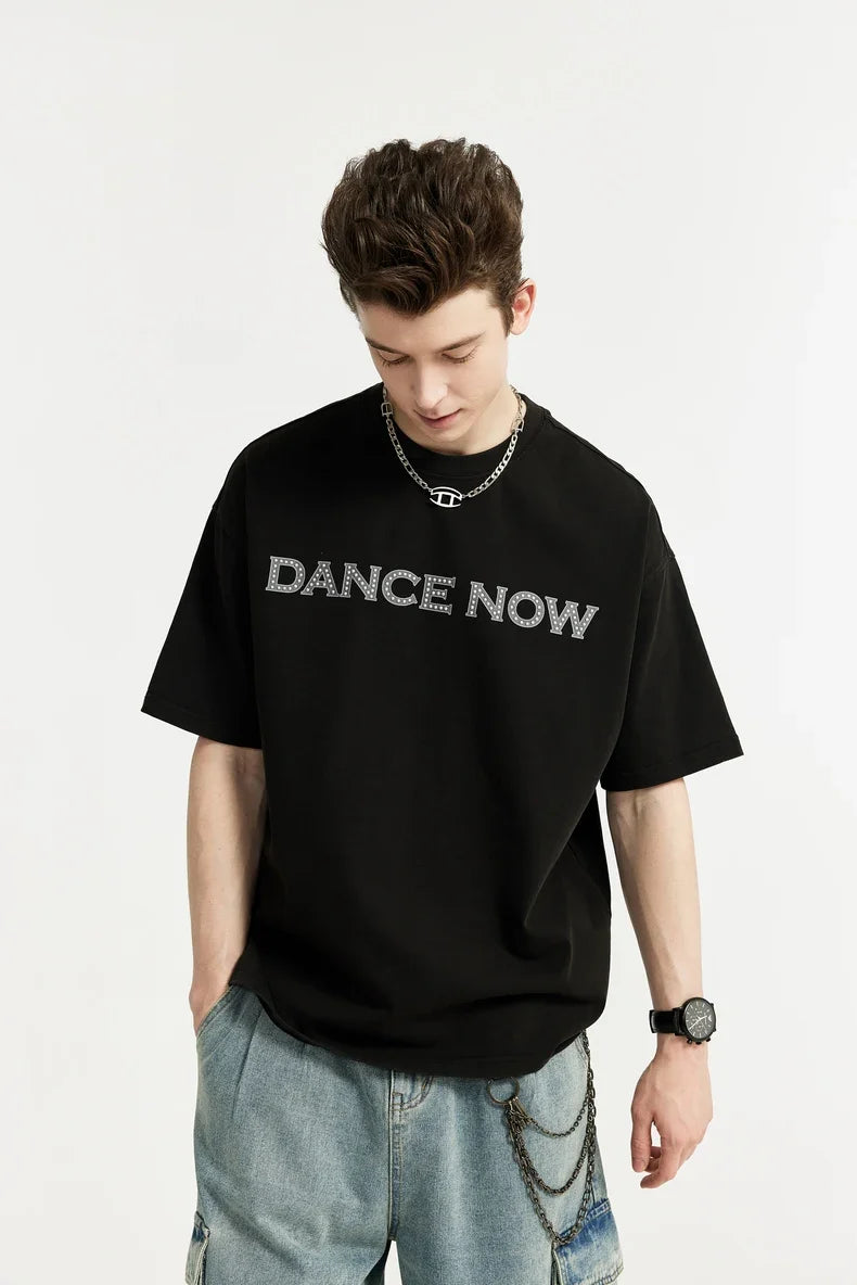 T-shirt typu streetwear ze strasowymi literami i nadrukiem