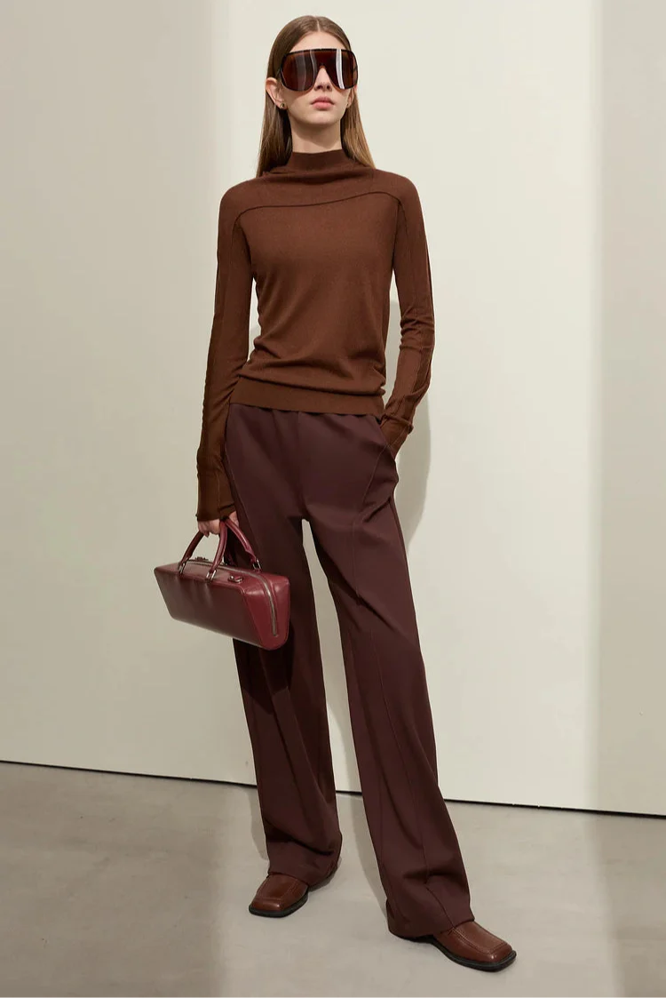 Sweter z kapturem o dopasowanym kroju