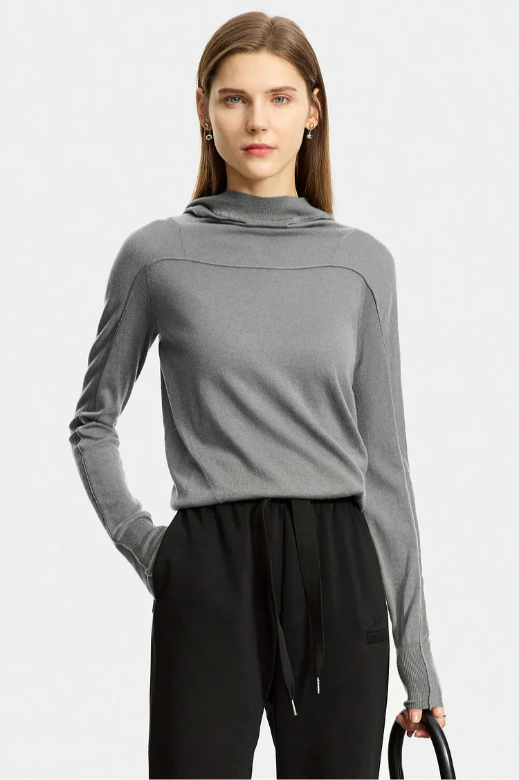 Sweter z kapturem o dopasowanym kroju