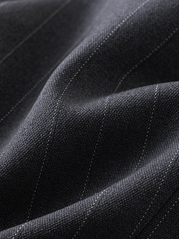 Garnitur w paski z marynarką i spódnicą