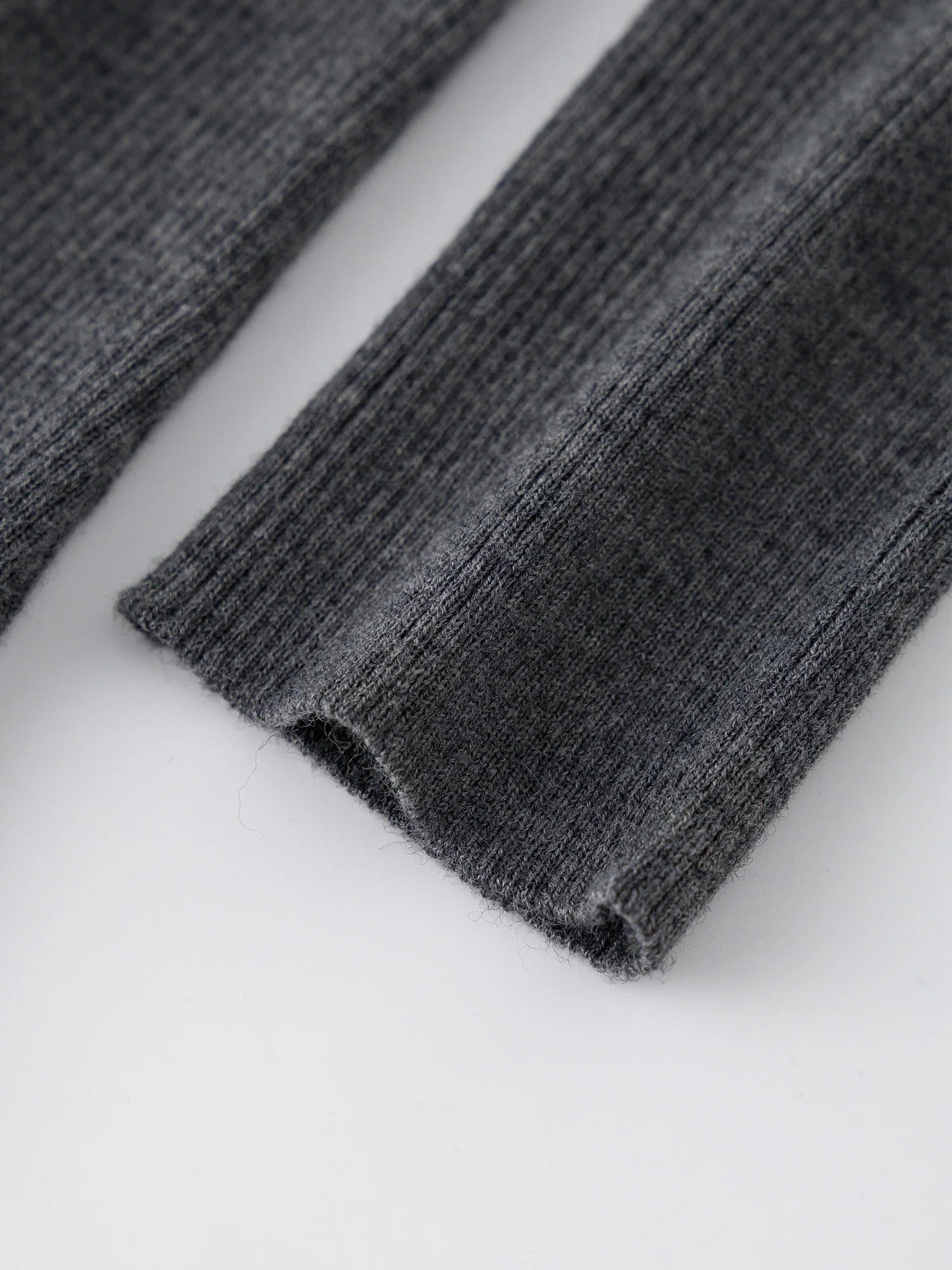 Asymetryczny sweter z wełny