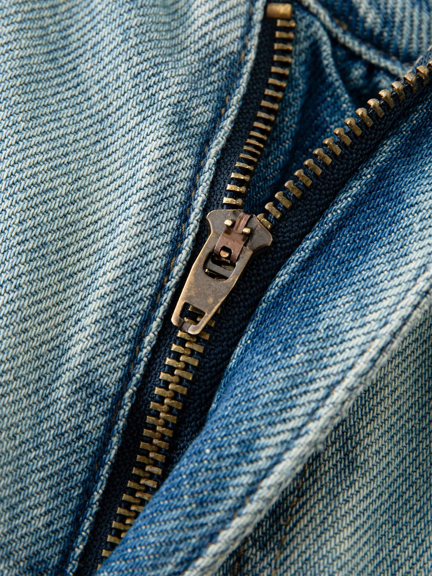 Jeansy z wysokim stanem i prostymi nogawkami