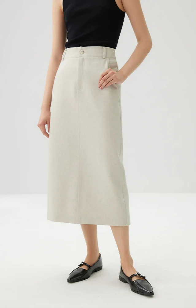 Garnitur z golfem w kolorze beżowym, marynarka i spódnica