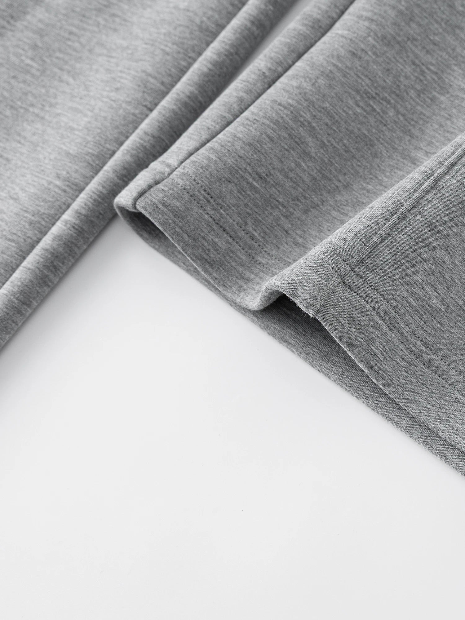 Lekki, luźny, szary kombinezon sportowy