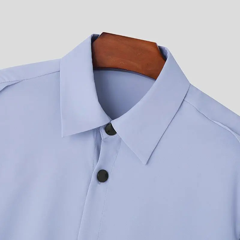 LuŸna koszula z rozciêciem na klapie, dęugim rêkawem i guzikami