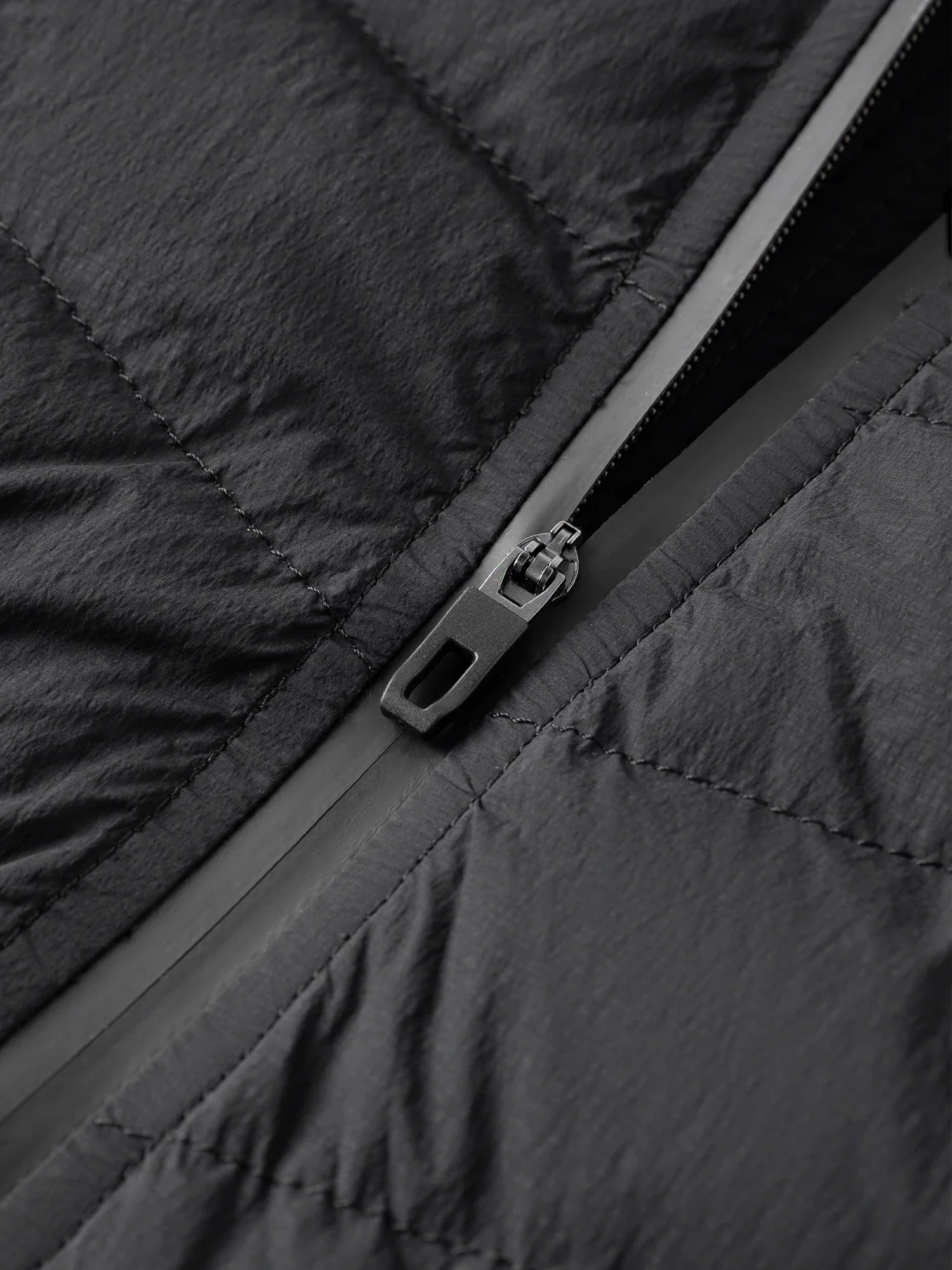 Lekka czarna kurtka z kapturem