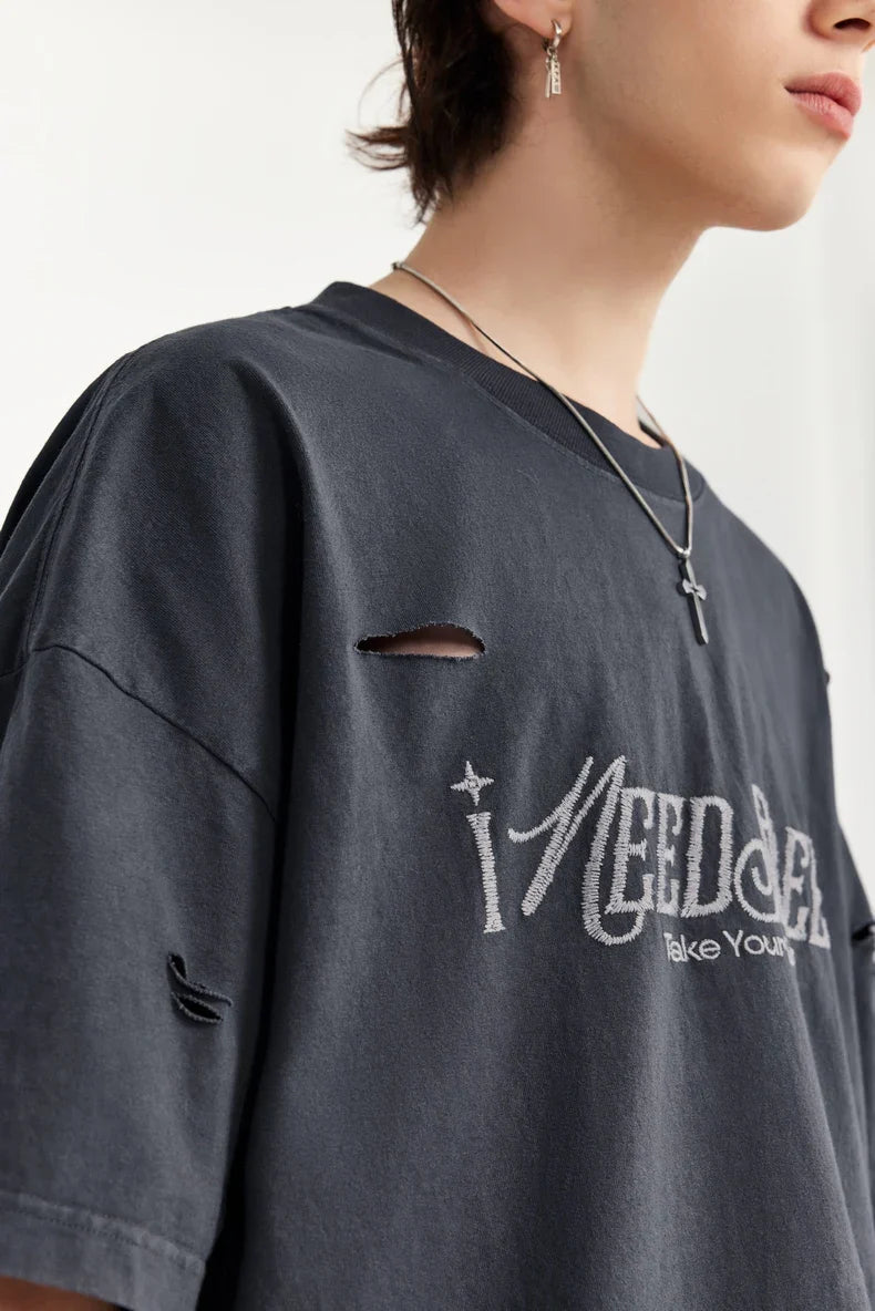 T-shirt oversize z dziurami i dziurami, haftowany