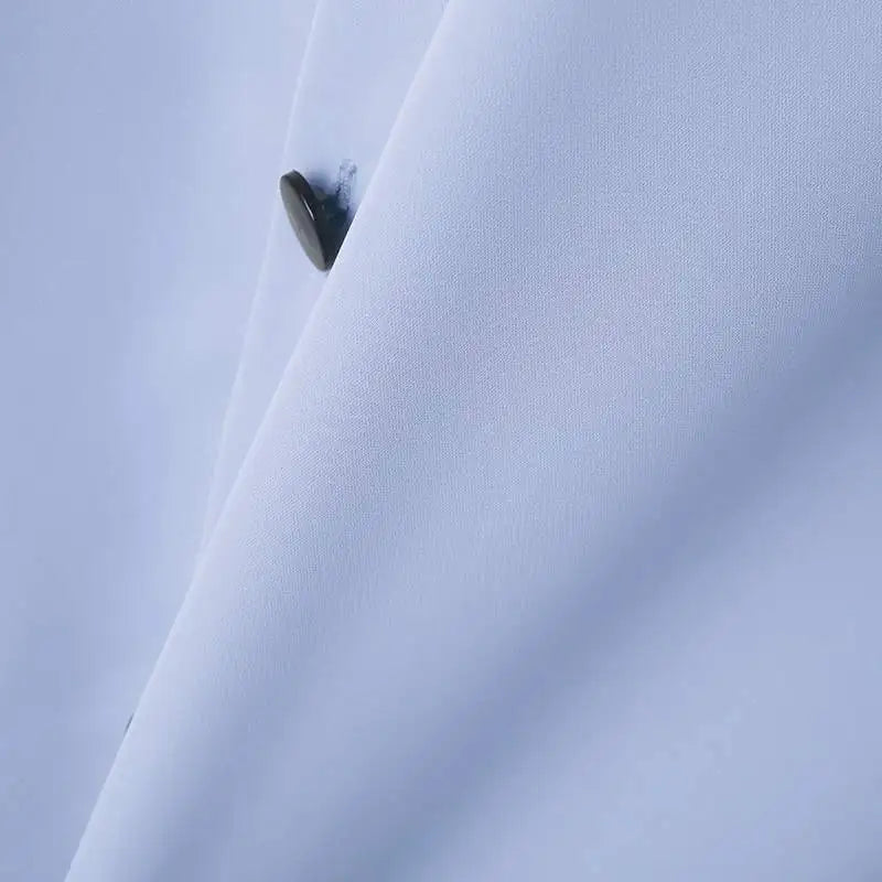 LuŸna koszula z rozciêciem na klapie, dęugim rêkawem i guzikami