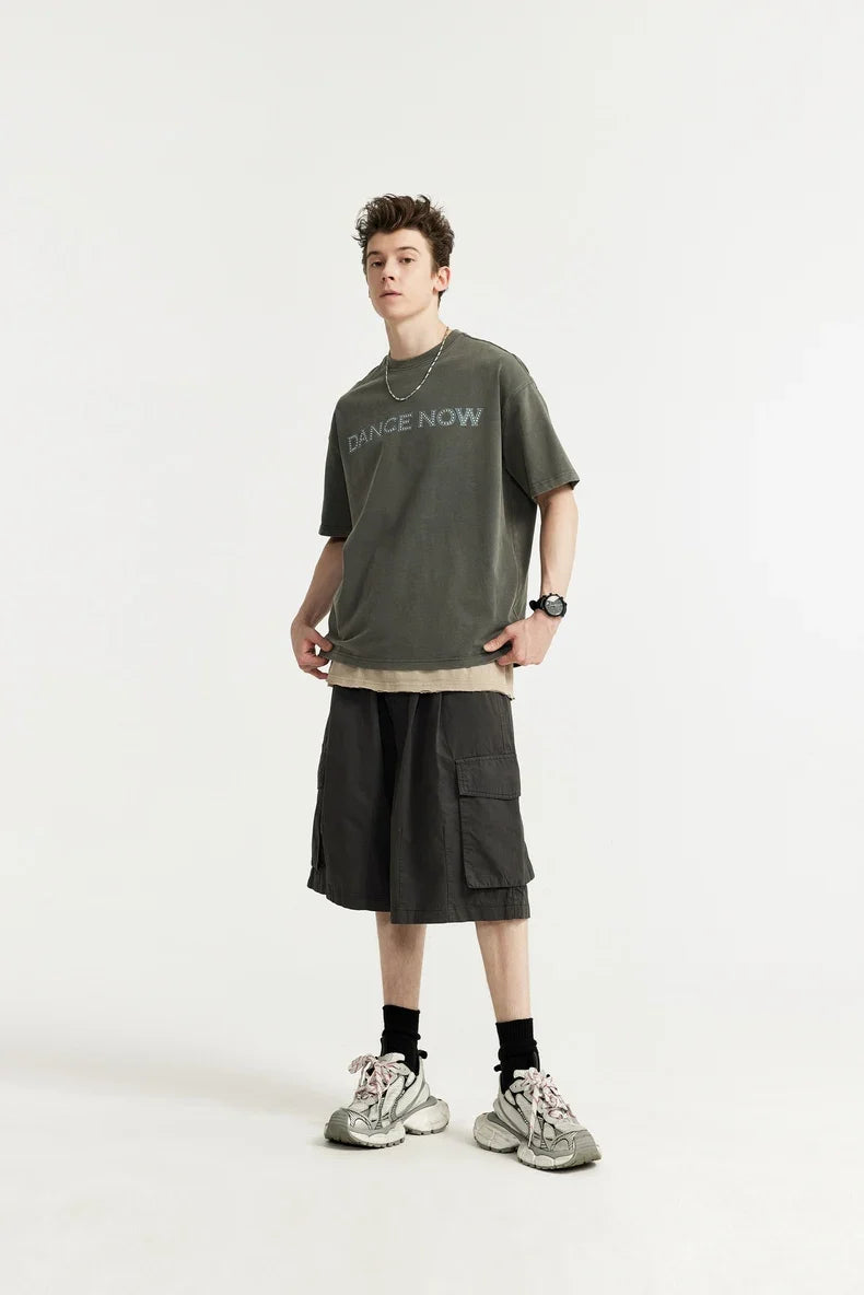 T-shirt typu streetwear ze strasowymi literami i nadrukiem