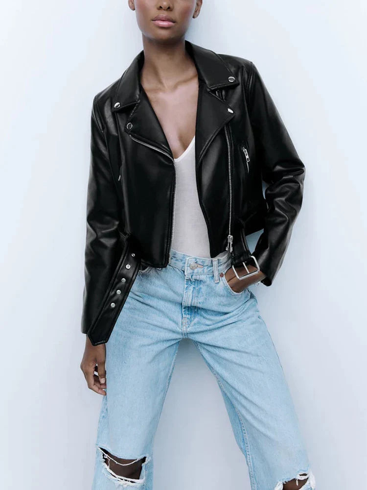 Lekka, krótka czarna skórzana kurtka damska