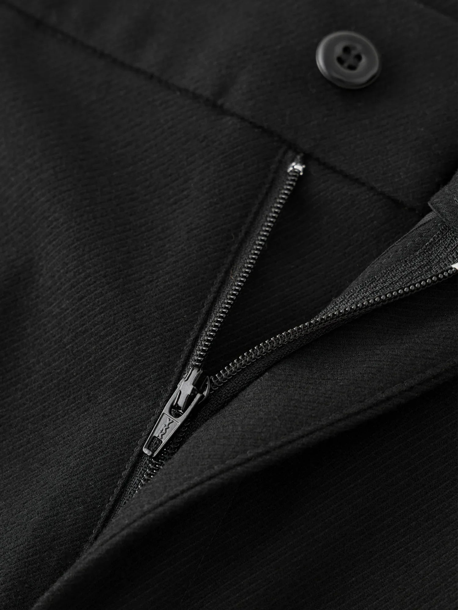 Klasyczne spodnie z wysokim stanem i prostymi nogawkami