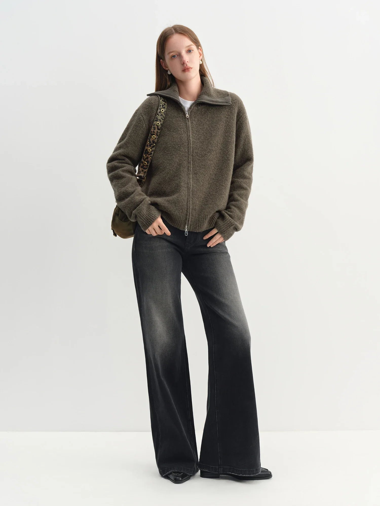 Czarne dżinsy retro z szerokimi nogawkami