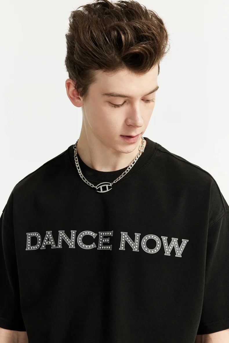 T-shirt typu streetwear ze strasowymi literami i nadrukiem