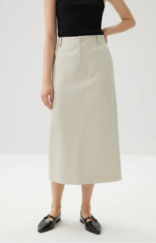 Garnitur z golfem w kolorze beżowym, marynarka i spódnica