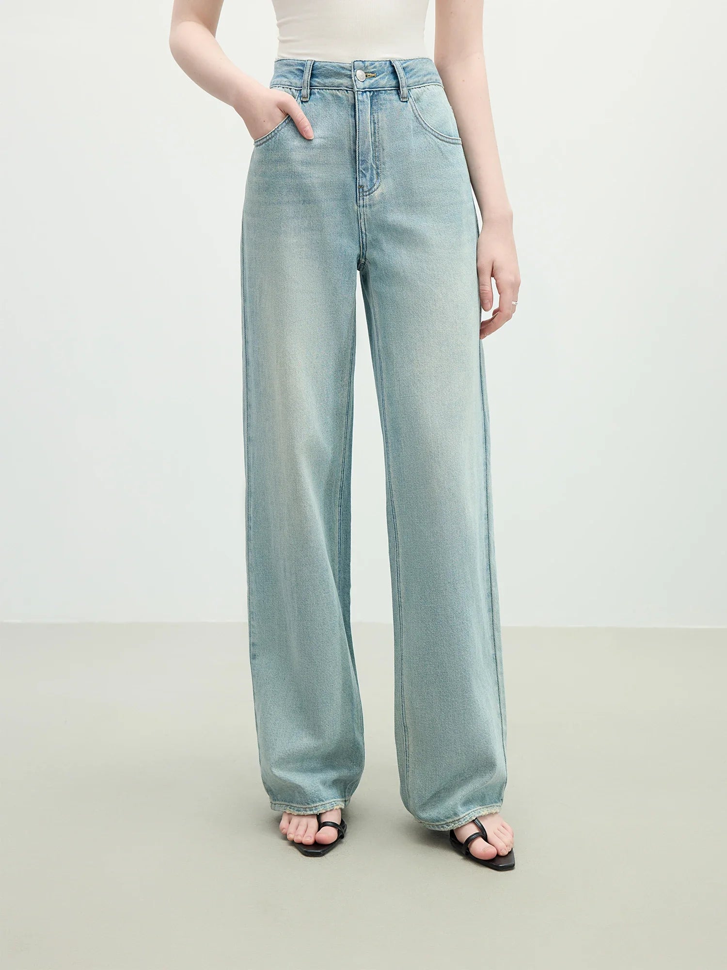 Jeansy z wysokim stanem i prostymi nogawkami