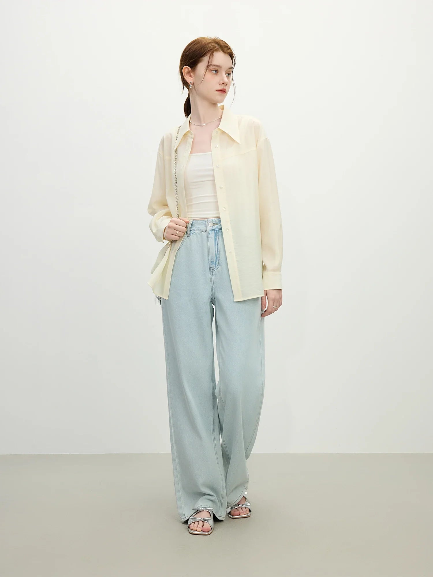 Jeansy z wysokim stanem i prostymi nogawkami