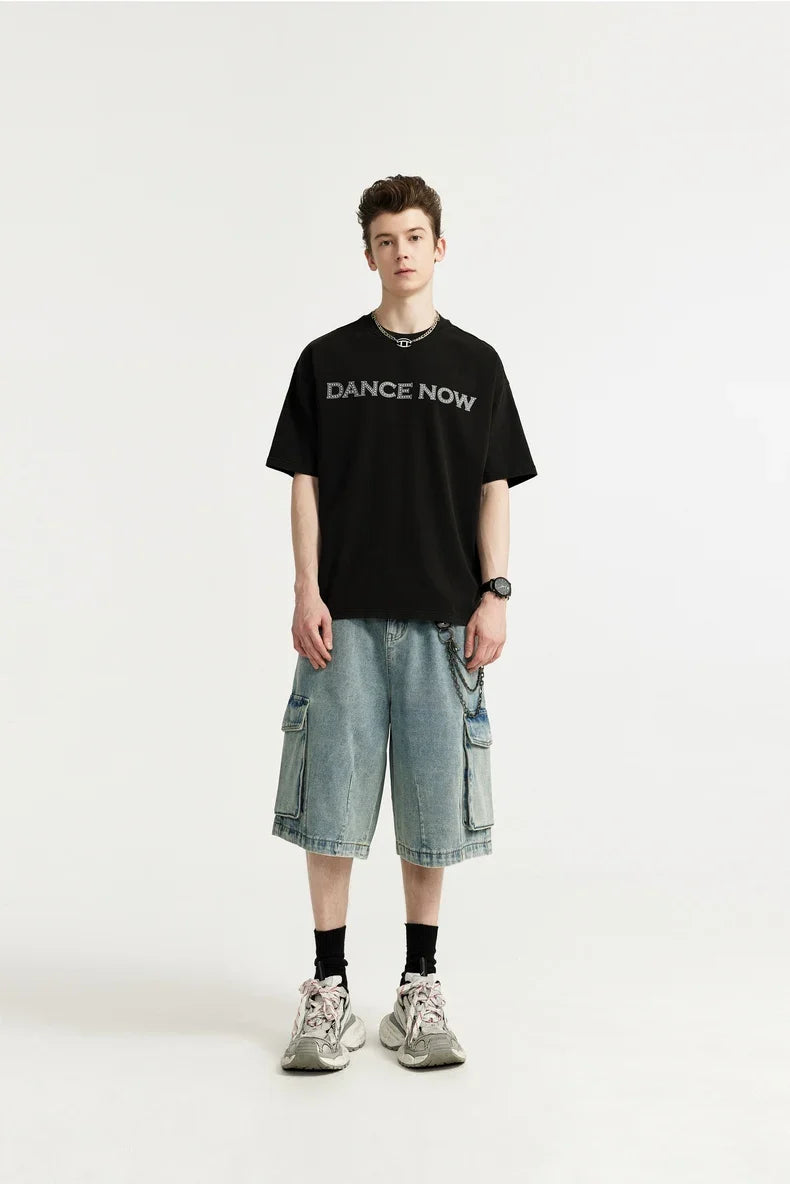 T-shirt typu streetwear ze strasowymi literami i nadrukiem