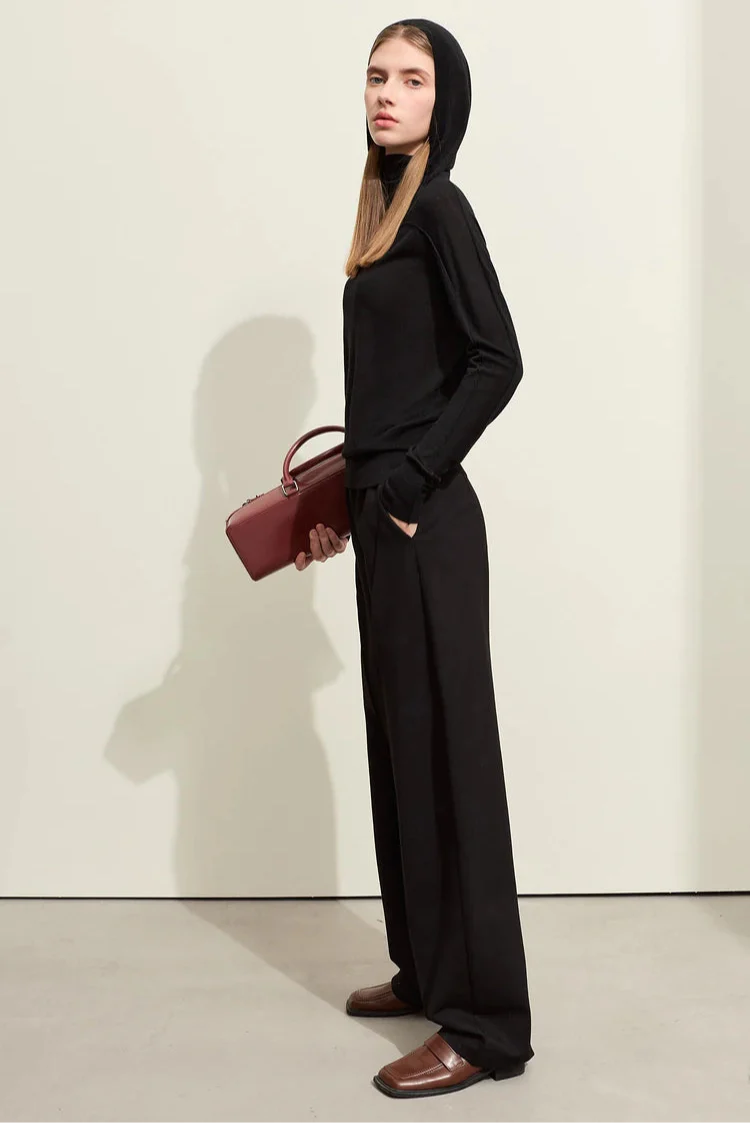 Sweter z kapturem o dopasowanym kroju