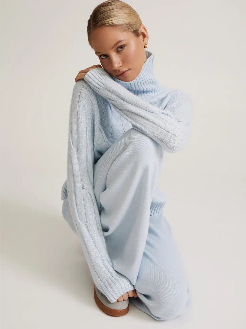 Komplet sweter i spodnie z golfem w fakturze