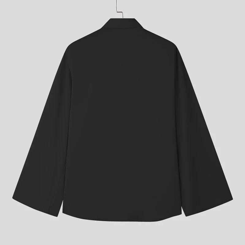 LuŸna koszula z rozciêciem na klapie, dęugim rêkawem i guzikami