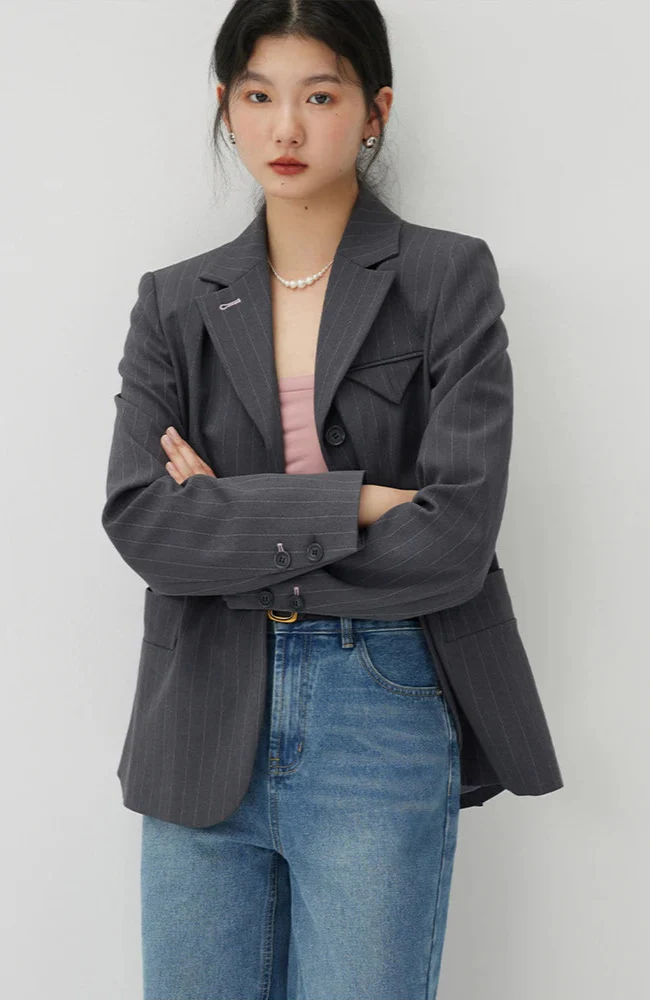 Garnitur w paski z marynarką i spódnicą