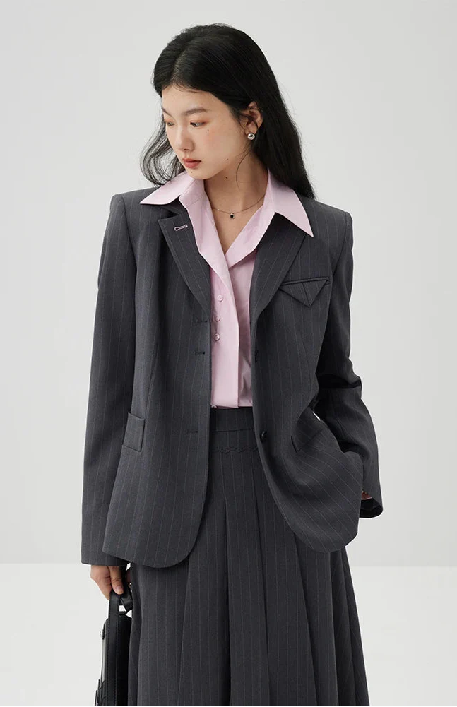 Garnitur w paski z marynarką i spódnicą