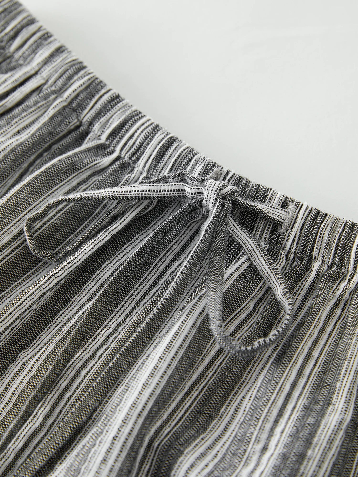 Luźne, proste spodnie z wysokim stanem