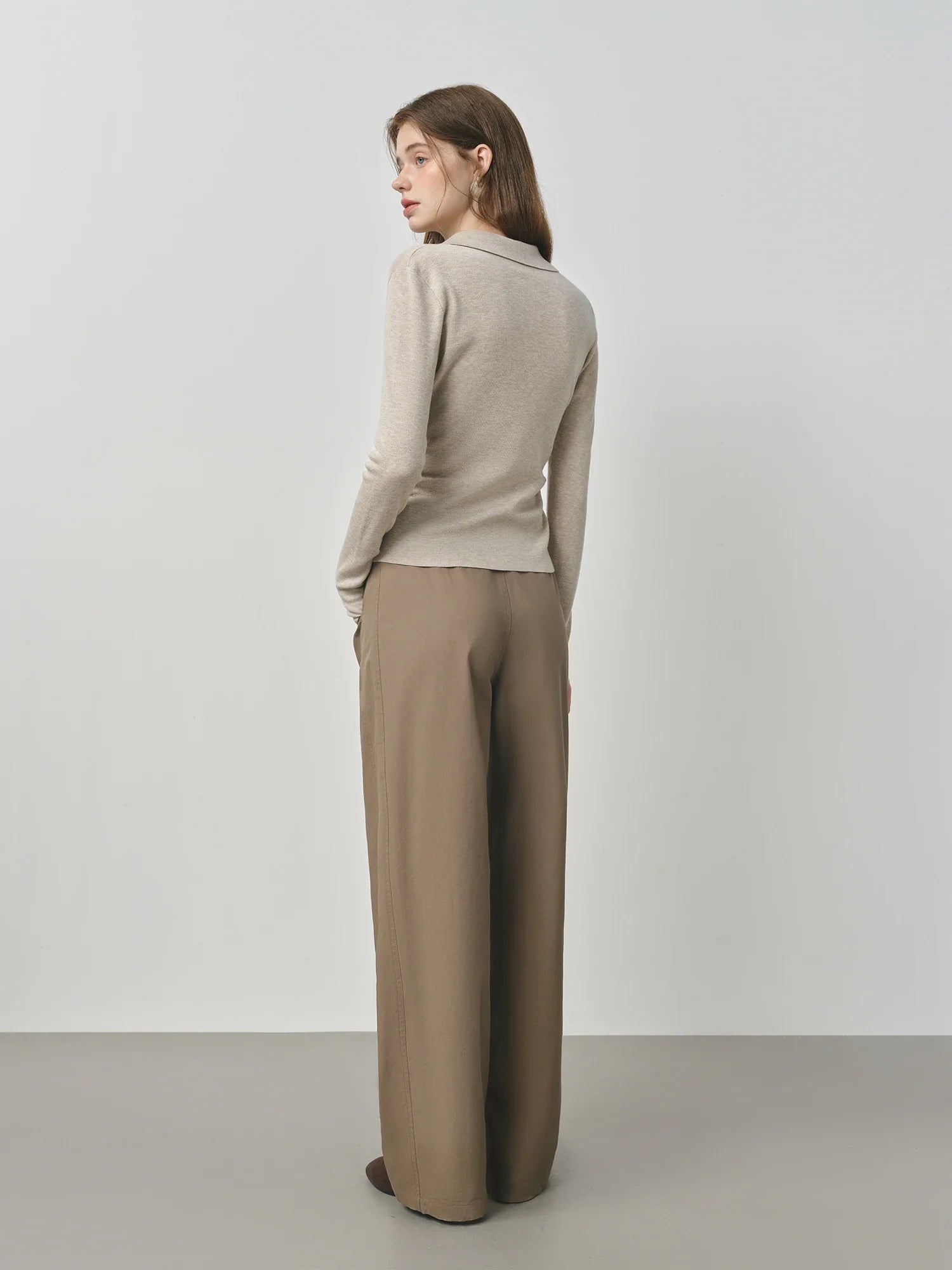 Luźny, minimalistyczny top z długim rękawem