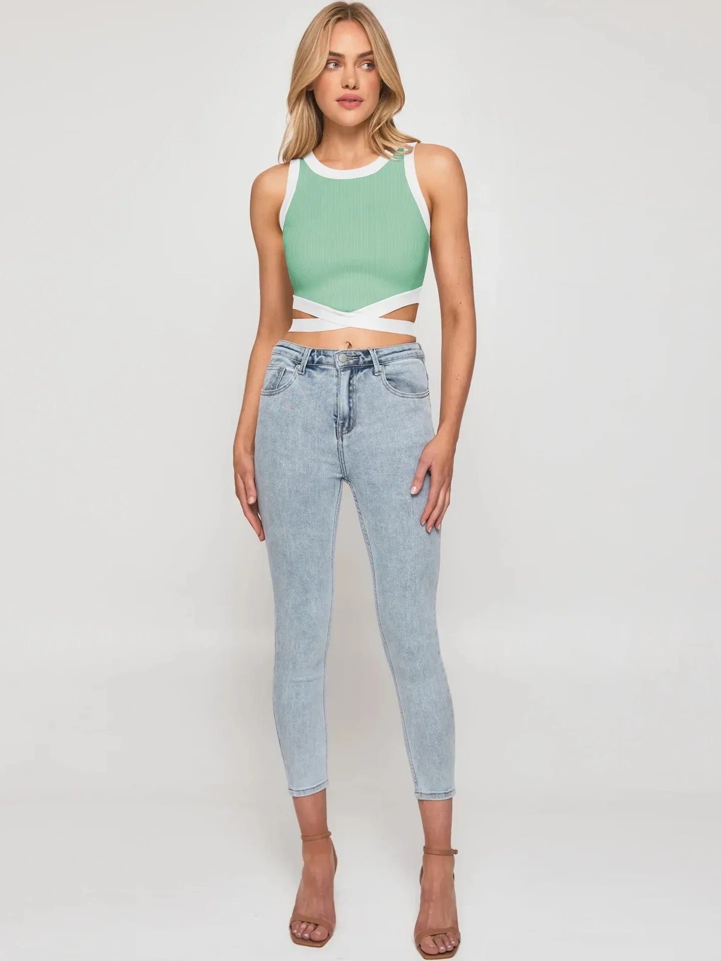 Krótki wiązany top sportowy