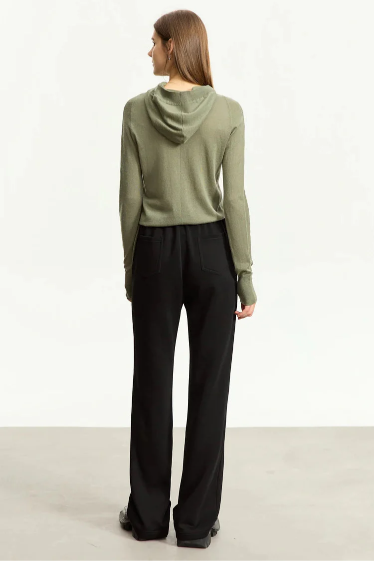 Sweter z kapturem o dopasowanym kroju