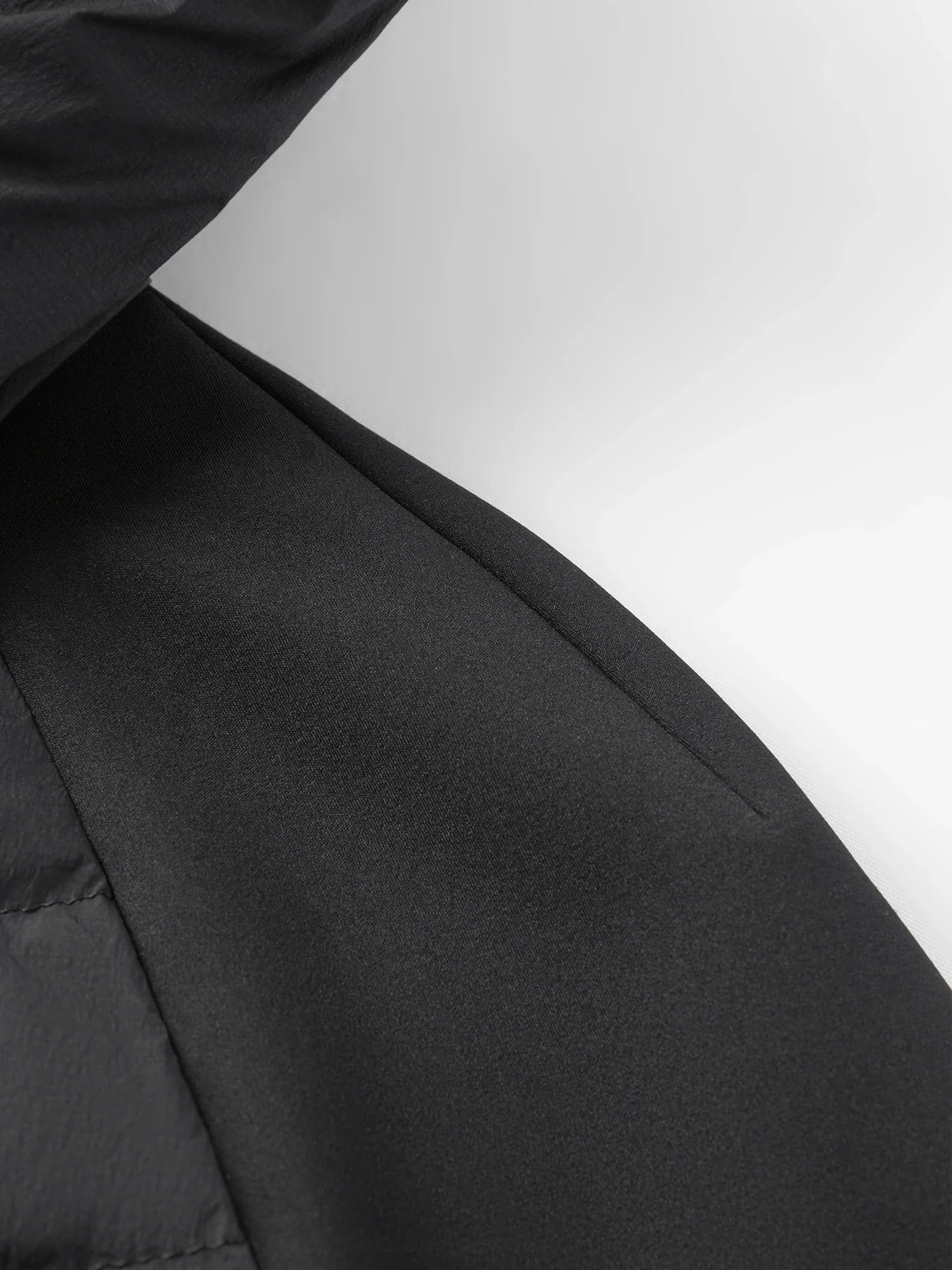 Lekka czarna kurtka z kapturem