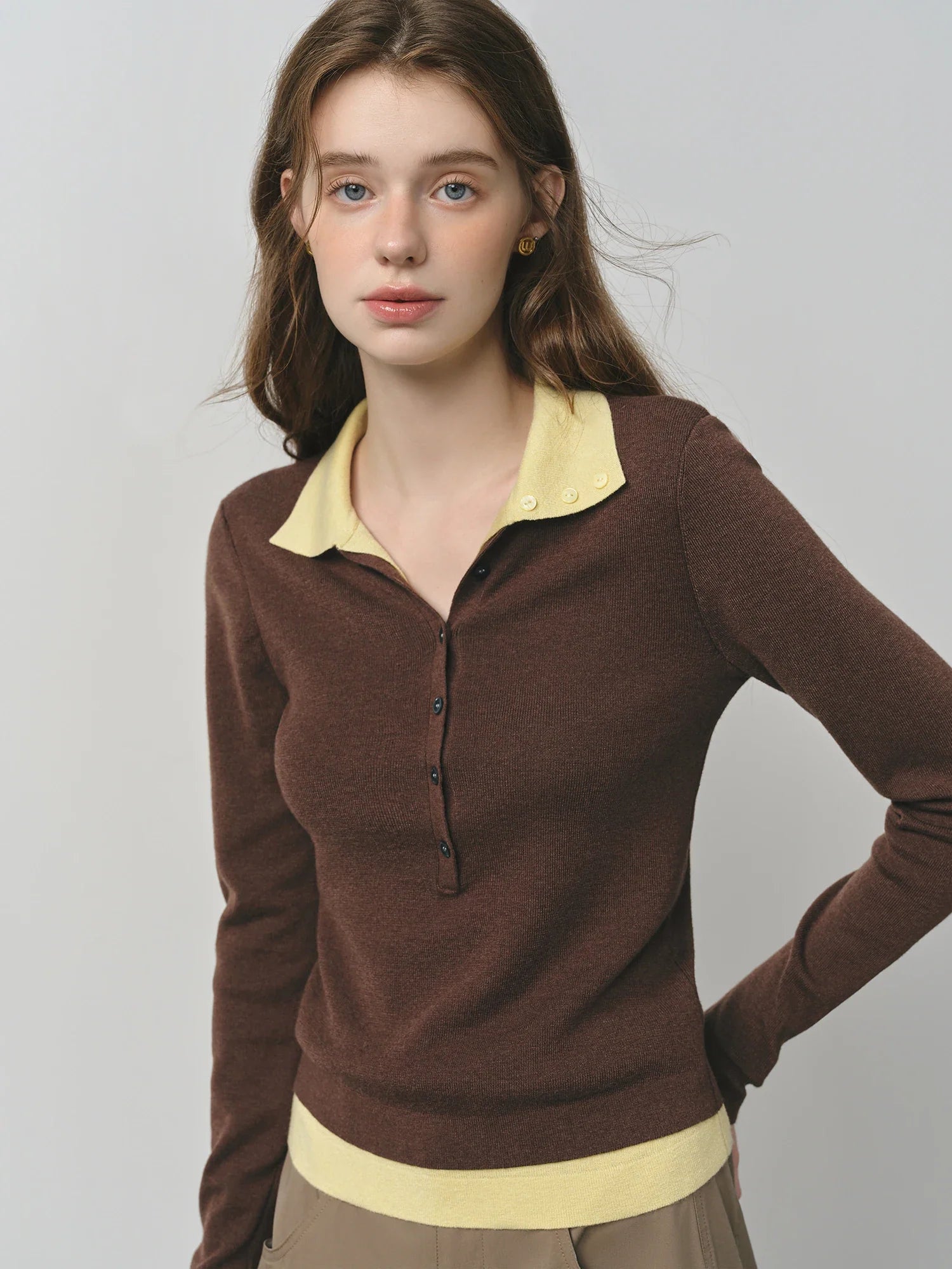 Dzianinowy dwukolorowy sweter