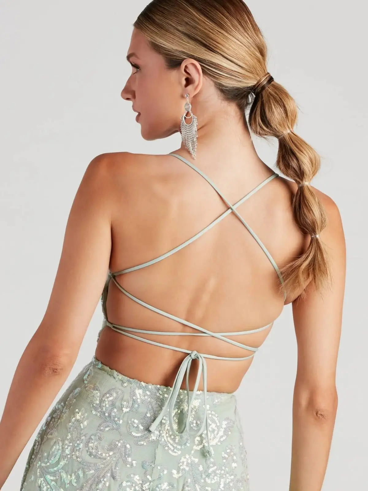 Cekinowa sukienka na imprezê