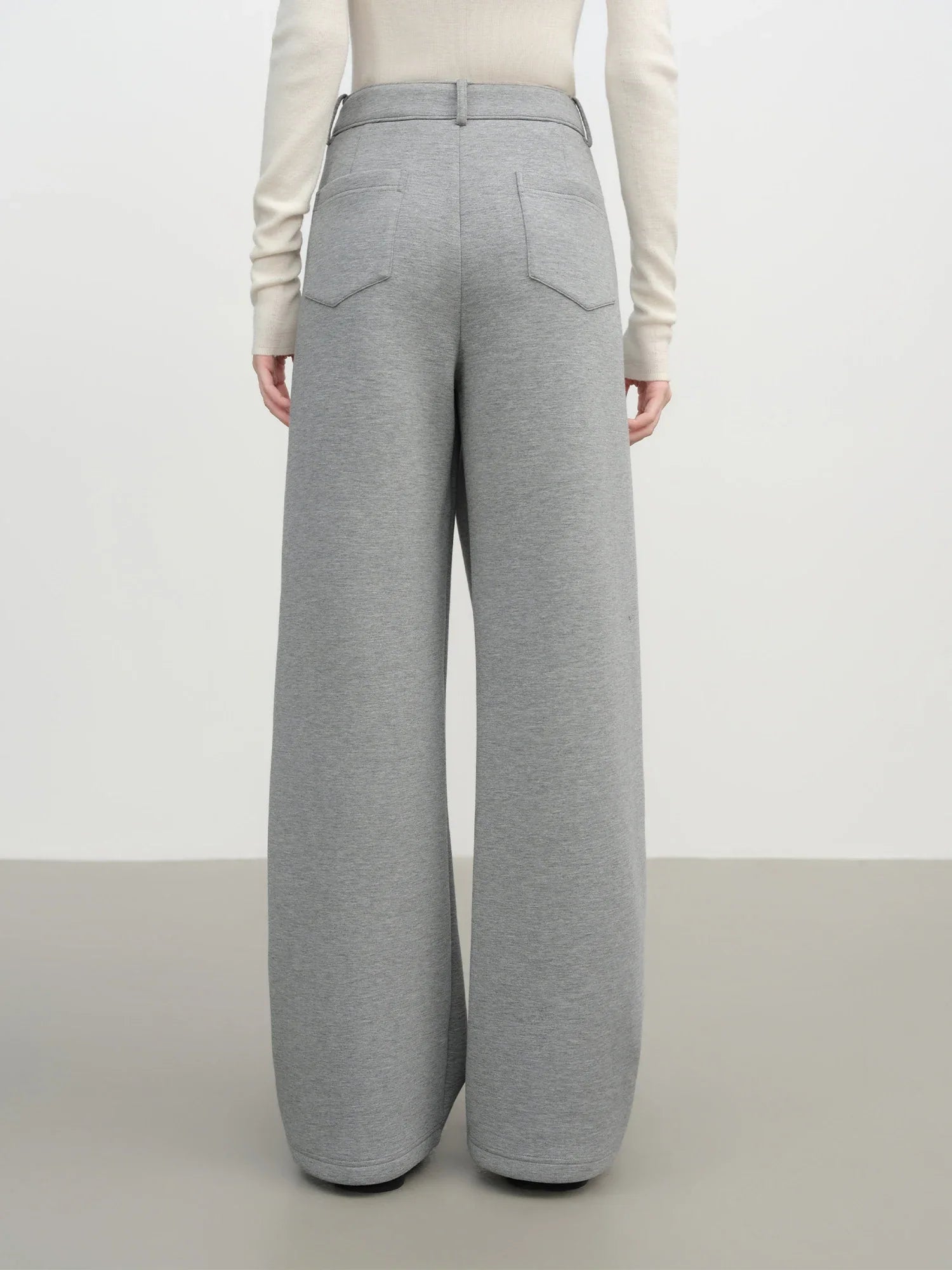 Lekki, luźny, szary kombinezon sportowy