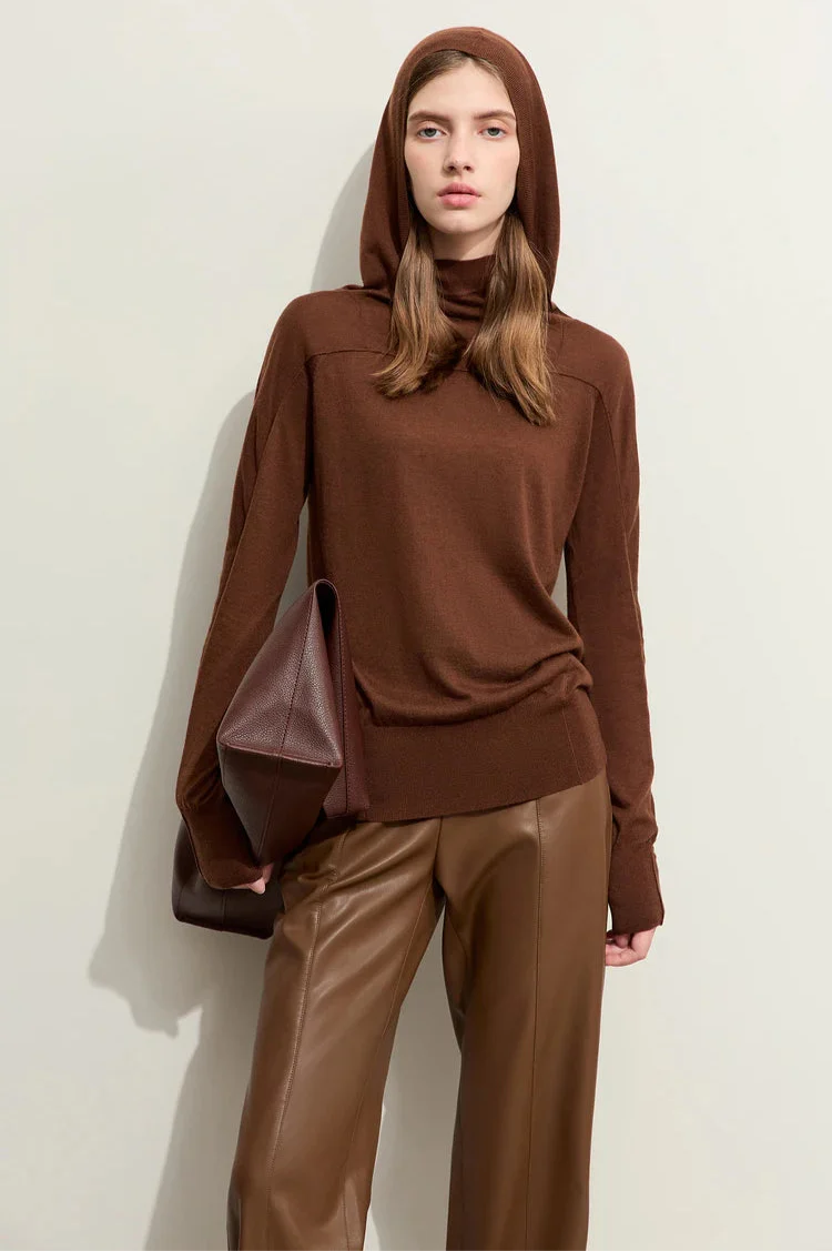 Sweter z kapturem o dopasowanym kroju