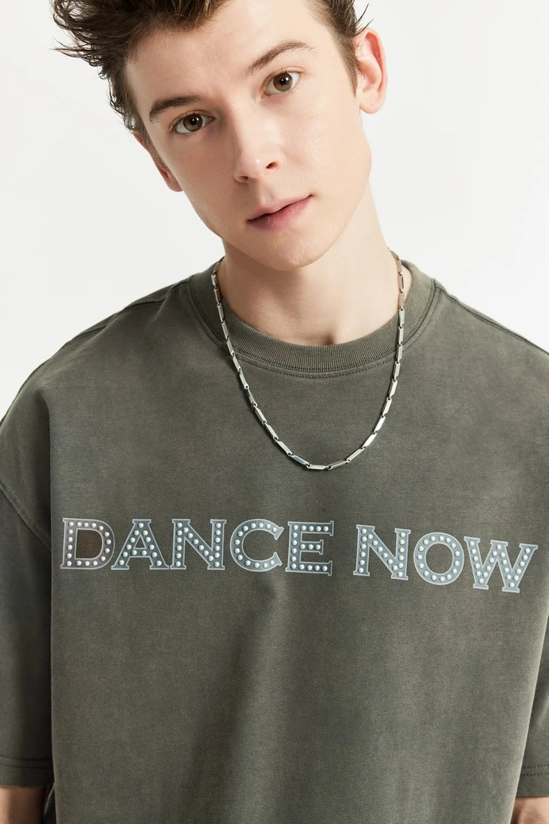 T-shirt typu streetwear ze strasowymi literami i nadrukiem