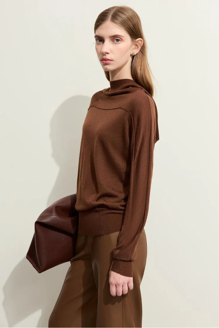 Sweter z kapturem o dopasowanym kroju