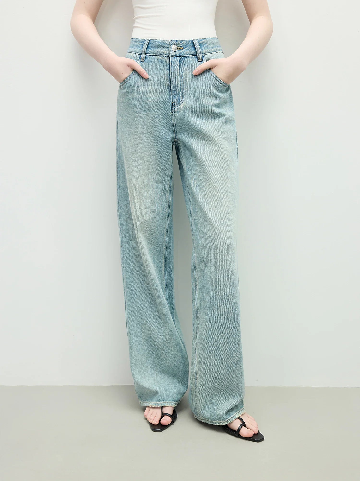 Jeansy z wysokim stanem i prostymi nogawkami